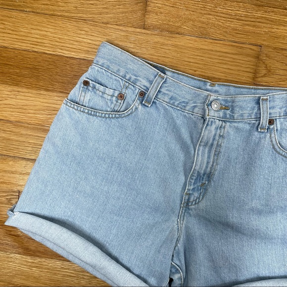 Women’s Vintage Levi’s High Waisted Mom Jean Shorts - Picture 4 of 13